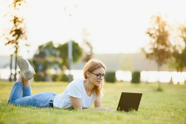 Bella Donna Che Lavora Con Computer Portatile Nel Parco Sull — Foto Stock