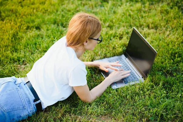 Bella Donna Che Lavora Con Computer Portatile Nel Parco Sull — Foto Stock