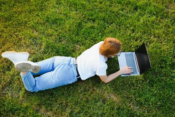 Felice Donna Mezza Età Sdraiata Sull Erba Verde Utilizzando Computer — Foto Stock