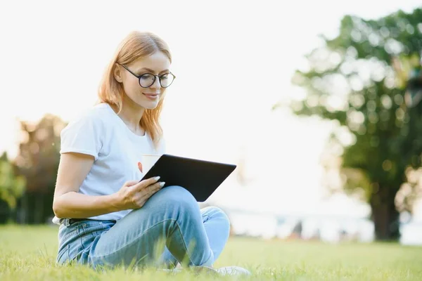 Portret Van Jonge Mooie Glimlachende Vrouw Met Tablet Buiten — Stockfoto