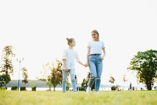 Mutter Und Tochter Amüsieren Sich Park Glückliches Familienkonzept Schöne Naturlandschaft — Stockfoto