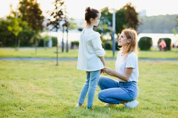 夏の公園で娘と母の肖像画 選択的焦点 ノイズ効果 トーンを持つ画像 女の子とお母さんに焦点を当て — ストック写真