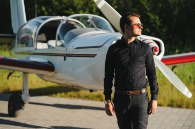 Havaalanında başarılı bir iş adamı. Başarılı iş konsepti.