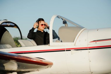 Genç pilot özel uçakla kalkışa hazırlanıyor..