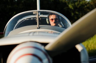 Genç pilot özel uçakla kalkışa hazırlanıyor..