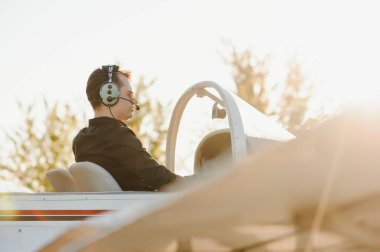 Genç pilot özel uçakla kalkışa hazırlanıyor..