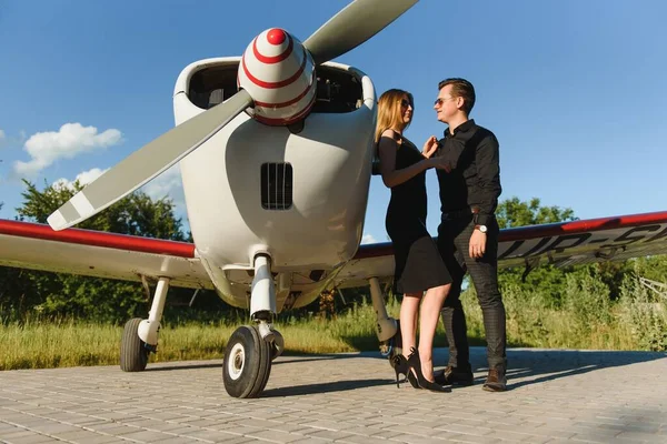 Para Zakochanych Przytulających Się Przy Prywatnym Samolocie Skupienie Selektywne — Zdjęcie stockowe