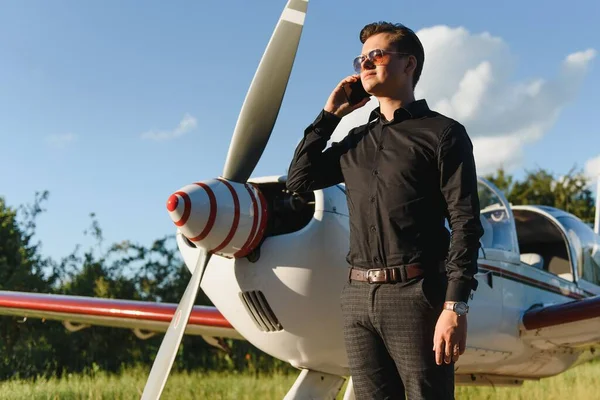 Επιχειρηματίας Αεροπλάνα Του Περπατάει Στο Αεροδρόμιο Έξυπνο Τηλέφωνο Και Κάνει — Φωτογραφία Αρχείου