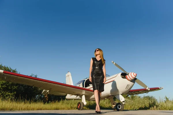 Hermosa Joven Mujer Negocios Cerca Del Avión Jet Día Soleado —  Fotos de Stock