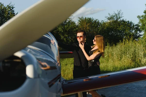 Birbirine Aşık Bir Çift Özel Uçağın Yanında Sarılıyor Seçici Odak — Stok fotoğraf