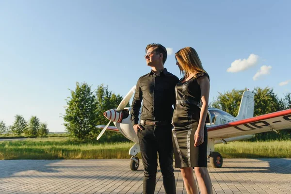 Schönes Junges Stilvolles Paar Dienstkleidung Steht Der Nähe Von Privatflugzeug — Stockfoto