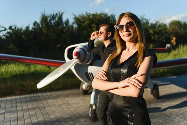 Resmi Kıyafetli Güzel Genç Bir Çift Özel Uçağın Yanında Duruyor — Stok fotoğraf
