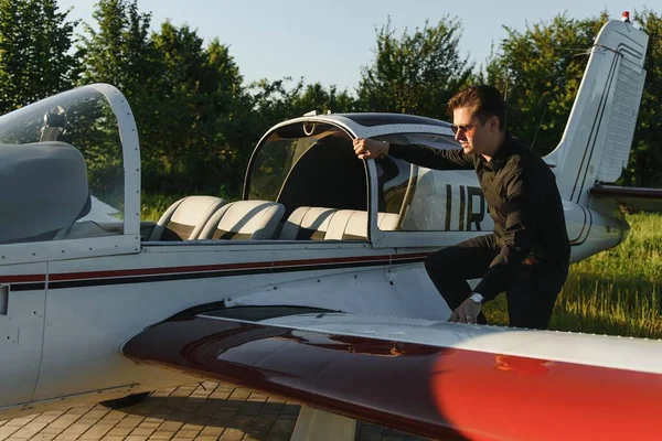 Genç Pilot Özel Uçakla Kalkışa Hazırlanıyor — Stok fotoğraf