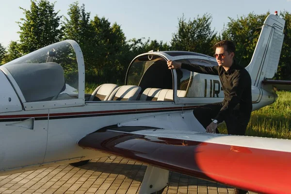 Hombre Joven Atractivo Pensativo Piloto Pie Cerca Aviones Pequeños —  Fotos de Stock