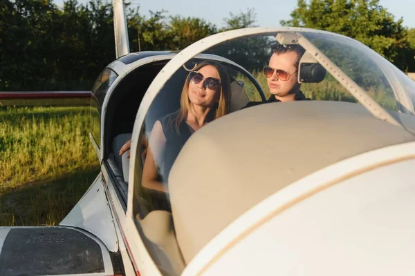 여성과 비행기 조종석에 조종사 앞모습 — 스톡 사진