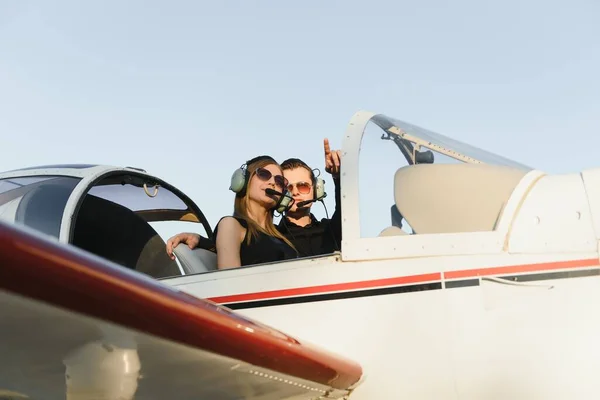 Genç Bir Kadın Pilot Bir Uçağın Kokpitinde Görünüm — Stok fotoğraf
