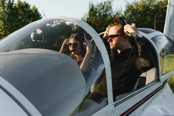 Hafif Bir Uçağın Kadın Pilotu — Stok fotoğraf