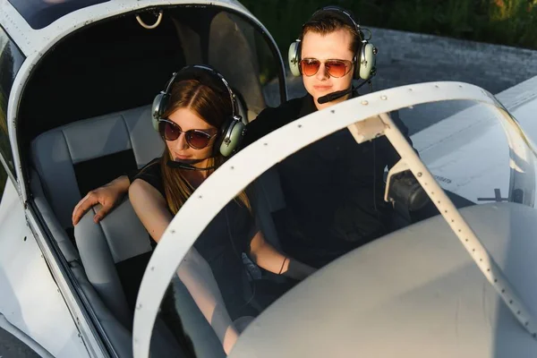 Młoda Kobieta Pilot Kokpicie Samolotu Widok Przodu — Zdjęcie stockowe
