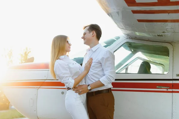 High Flying Romance Front View Smiling Young Woman Piggybacking Her — Stock Photo, Image