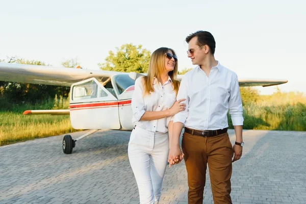 Pareja Enamorada Divirtiéndose Cerca Avión Privado — Foto de Stock