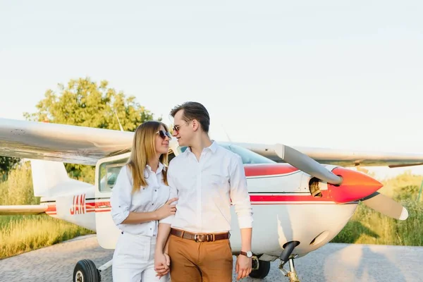 Casal Apaixonado Abraçando Perto Avião Privado Foco Seletivo — Fotografia de Stock