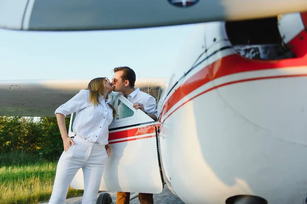 Verliebtes Paar Vergnügt Sich Der Nähe Von Privatflugzeug — Stockfoto