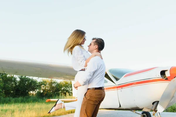 High Flying Romance Front View Smiling Young Woman Piggybacking Her — Stock Photo, Image