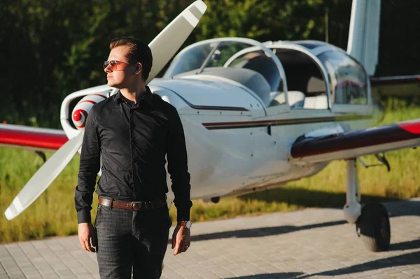 Молодий Красивий Бізнесмен Стоїть Біля Приватного Літака Впевнений Успішний Чоловік — стокове фото