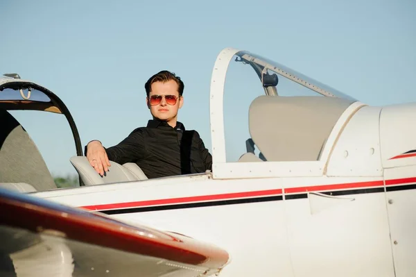 Młody Pilot Przygotowuje Się Startu Prywatnym Samolotem — Zdjęcie stockowe