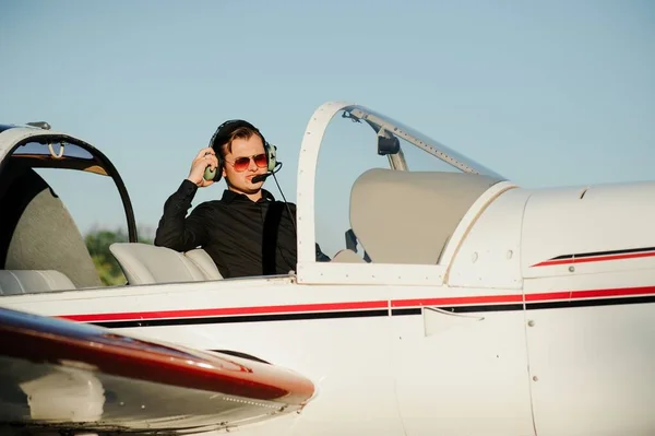 Portrait Confident Young Man Pilot Small Plane — Stock Photo, Image
