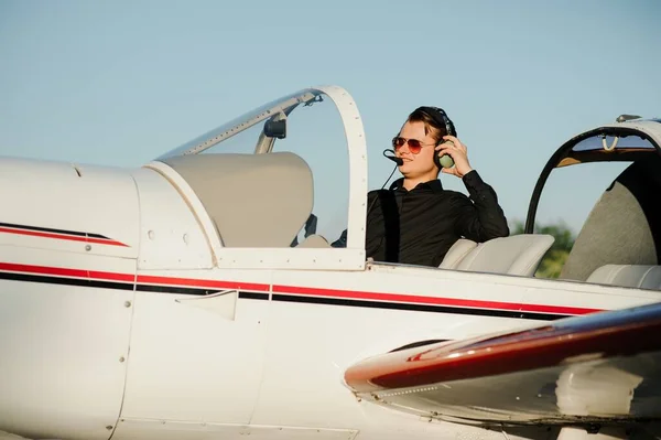 Joven Piloto Prepara Para Despegar Con Avión Privado —  Fotos de Stock