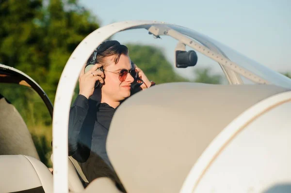 Küçük Uçaktaki Kendinden Emin Genç Pilotun Portresi — Stok fotoğraf