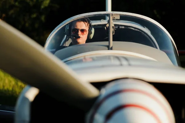 Sonriente Joven Piloto Atractivo Sentado Cabina Aviones Pequeños —  Fotos de Stock