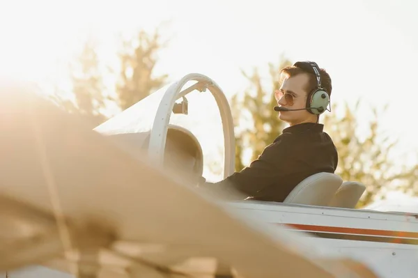 Genç Pilot Özel Uçakla Kalkışa Hazırlanıyor — Stok fotoğraf