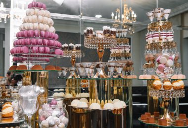 Lezzetli düğün resepsiyonu, tatlı masası. Çikolatalı kurabiye, tatilde çikolata, düğünde çikolata.