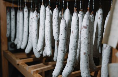 Franche Comte tütsüleme evindeki dükkanda geleneksel Fransız sosisleri.