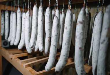 Franche Comte tütsüleme evindeki dükkanda geleneksel Fransız sosisleri.