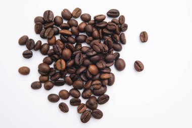 Kahve çekirdeği. Beyaz arkaplanda izole