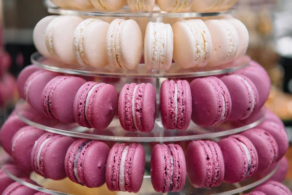 色彩艳丽的马卡龙美味的法式栗色厨师桌 在巴黎的糕点糖果店里做甜点用的松饼 制作金银花的艺术 — 图库照片