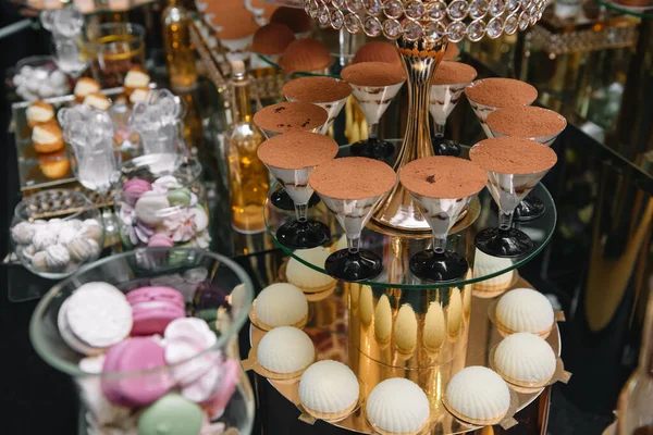 Delicious Wedding Reception Candy Bar Dessert Table Macaroon Candy Bar — Stock Photo, Image