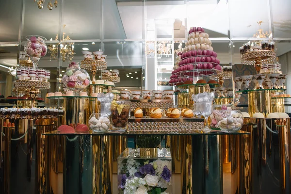 Leckere Süßigkeiten Süßigkeitenbuffet Tisch Mit Süßigkeiten Buffet Mit Cupcakes Makronen — Stockfoto