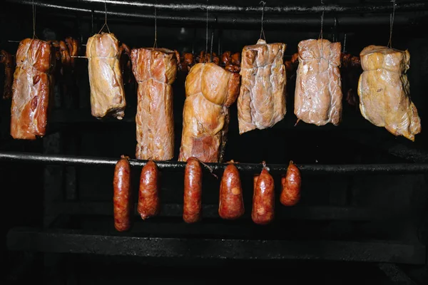 Carne Ahumada Tradicional Ahumada Composición Embutidos Ahumados Sobre Fondo Negro — Foto de Stock