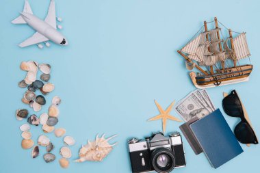 Geçmişe dönük kamera filmleri, akıllı telefon, harita, pasaport, pusula ve mavi arka planda gezgin kıyafeti içeren seyahat konsepti kopya alanı, turist gereksinimleri, klasik ton efekti