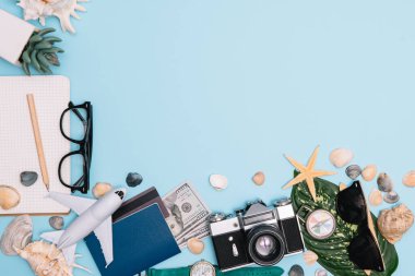 Geçmişe dönük kamera filmleri, akıllı telefon, harita, pasaport, pusula ve mavi arka planda gezgin kıyafeti içeren seyahat konsepti kopya alanı, turist gereksinimleri, klasik ton efekti