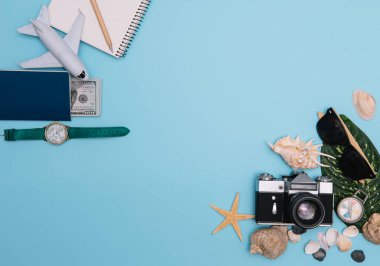 Seyahat konsepti, saat, uçak, para, pasaport, kalem, kitap, fotoğraf çerçevesi, mavi arkaplanda fotokopi alanı olan gözlük hazırlığı.