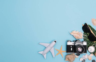 Geçmişe dönük kamera filmleri, akıllı telefon, harita, pasaport, pusula ve mavi arka planda gezgin kıyafeti içeren seyahat konsepti kopya alanı, turist gereksinimleri, klasik ton efekti
