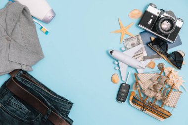 Geçmişe dönük kamera filmleri, akıllı telefon, harita, pasaport, pusula ve mavi arka planda gezgin kıyafeti içeren seyahat konsepti kopya alanı, turist gereksinimleri, klasik ton efekti