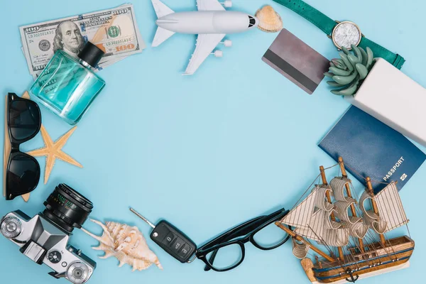 旅行のコンセプト 飛行機 パスポート 写真フレーム コピースペースと青の背景に眼鏡の準備 — ストック写真