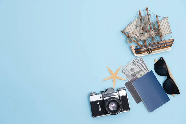 Reisekonzept Von Oben Mit Retro Kamerafilmen Smartphone Karte Reisepass Kompass — Stockfoto