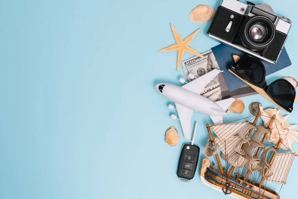 Geçmişe dönük kamera filmleri, akıllı telefon, harita, pasaport, pusula ve mavi arka planda gezgin kıyafeti içeren seyahat konsepti kopya alanı, turist gereksinimleri, klasik ton efekti